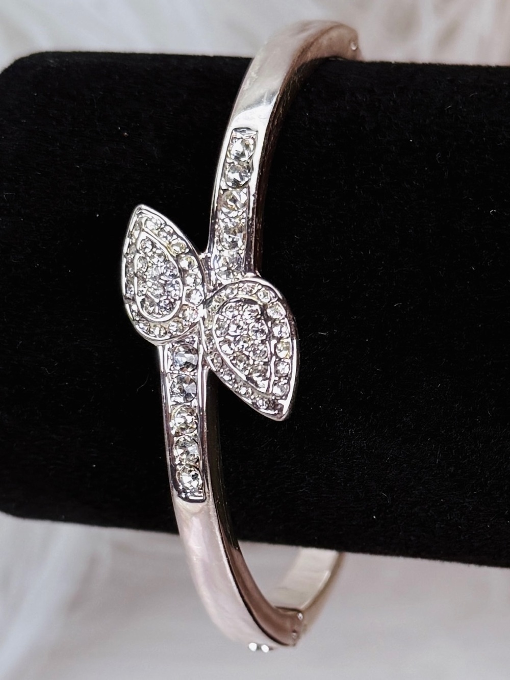 Beautiful Silvertone with clear bling bracelet